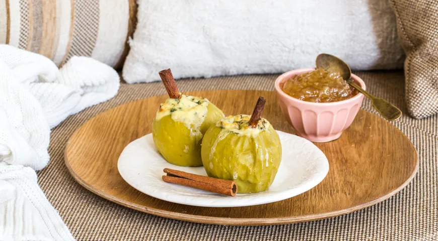 Запечённые яблоки в духовке целиком с голубым сыром и палочками корицы