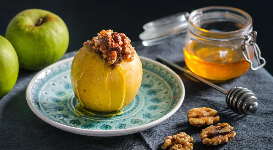 Запечённые яблоки в духовке целиком, фаршированные грецкими орехами и гречкой