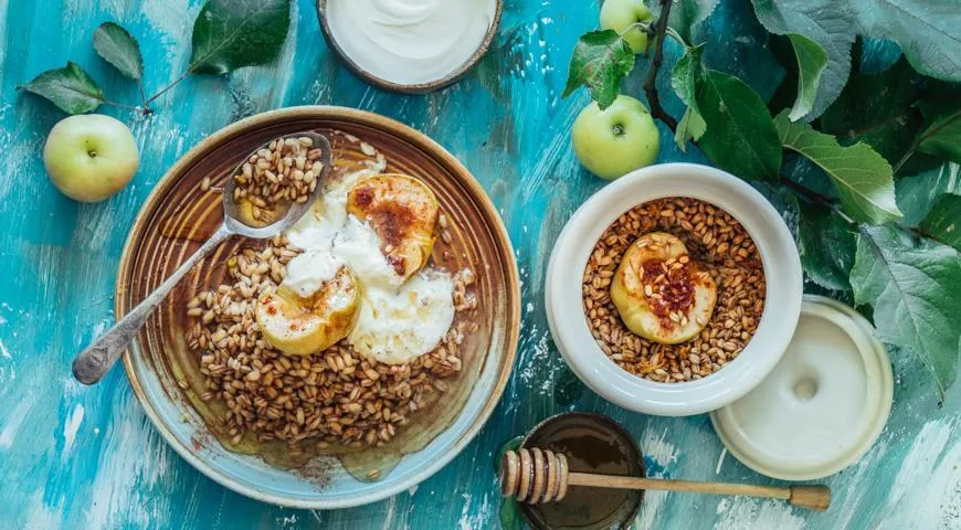 Перловая каша с яблоками, запечёнными целиком в духовке