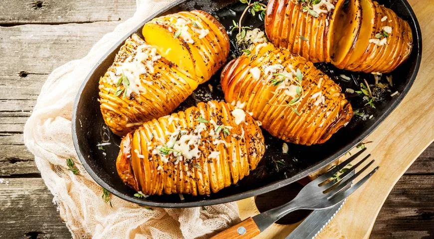 Картошку Hasselback сначала нарезают специальным способом, а потом готовят на гриле, как шашлык, постоянно поворачивая.